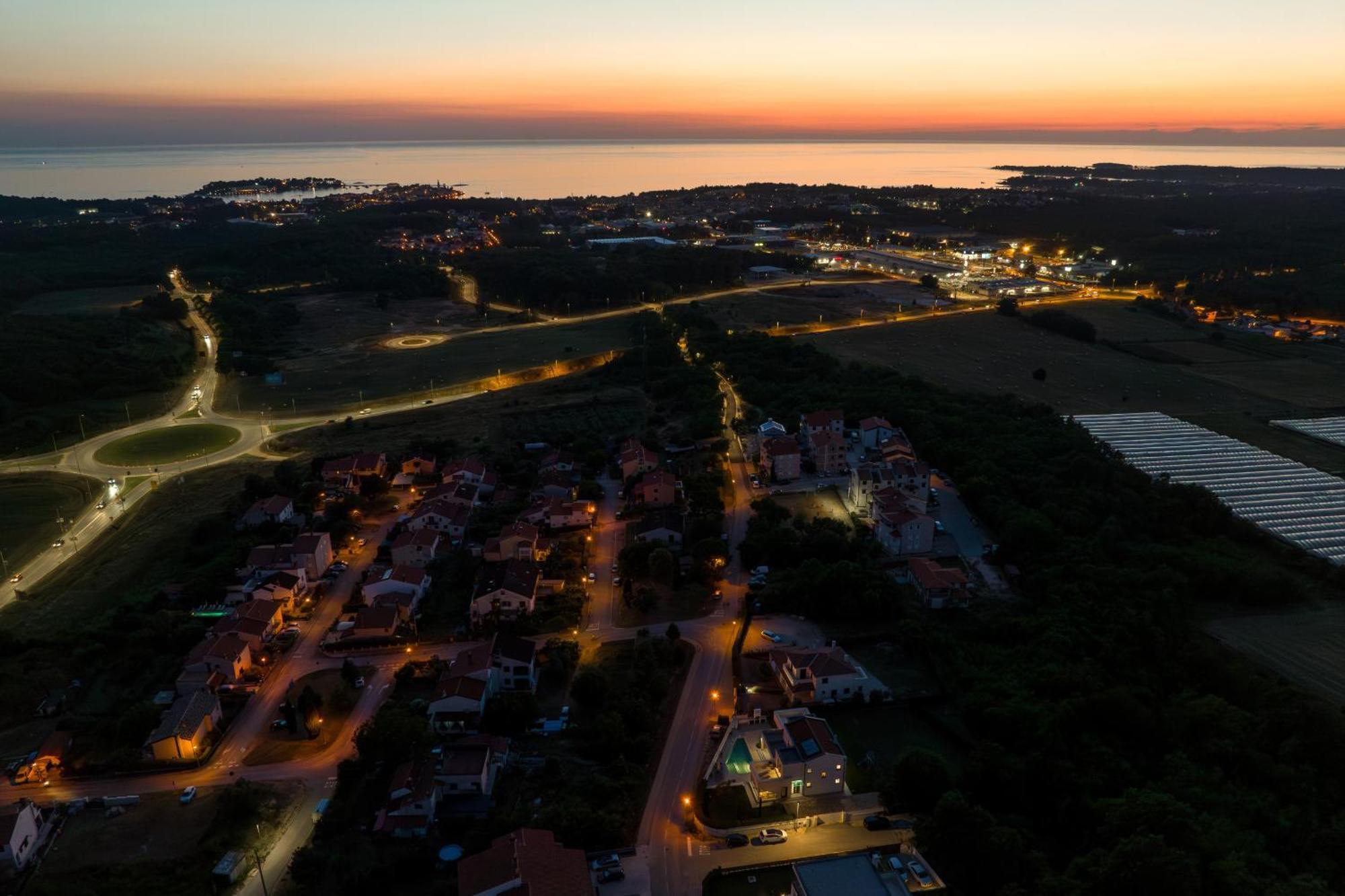 Anni For 10 People In With Heated Pool, Sea View & Kids And Playground Poreč