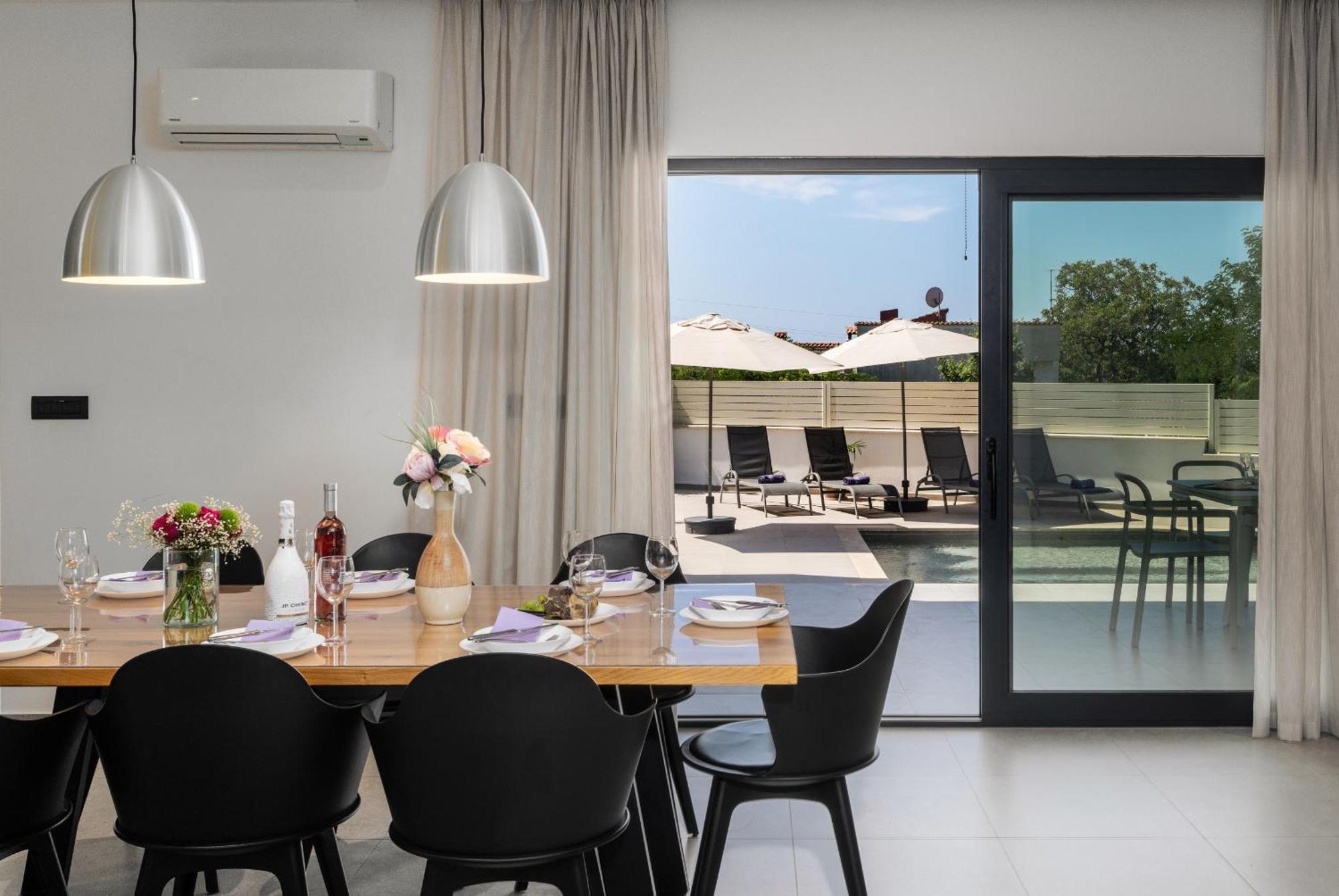 Anni For 10 People In With Heated Pool, Sea View & Kids And Playground Poreč