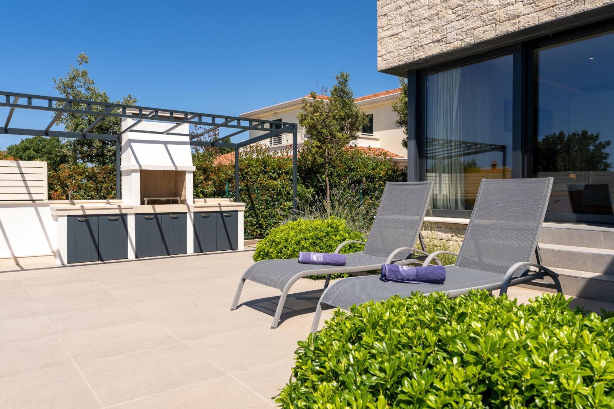 Anni For 10 People In With Heated Pool, Sea View & Kids And Playground Poreč
