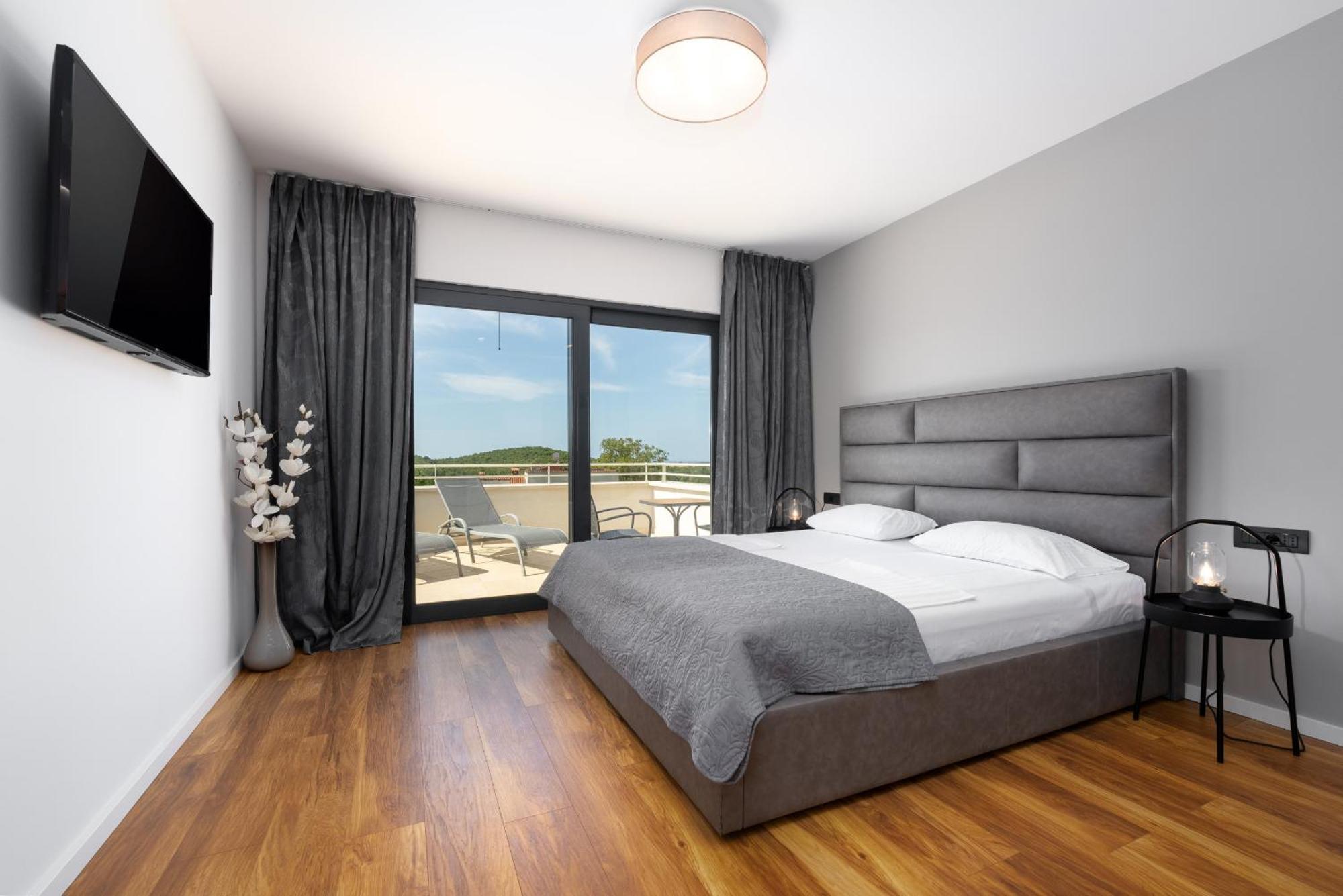 Villa Anni For 10 People In With Heated Pool, Sea View & Kids And Playground