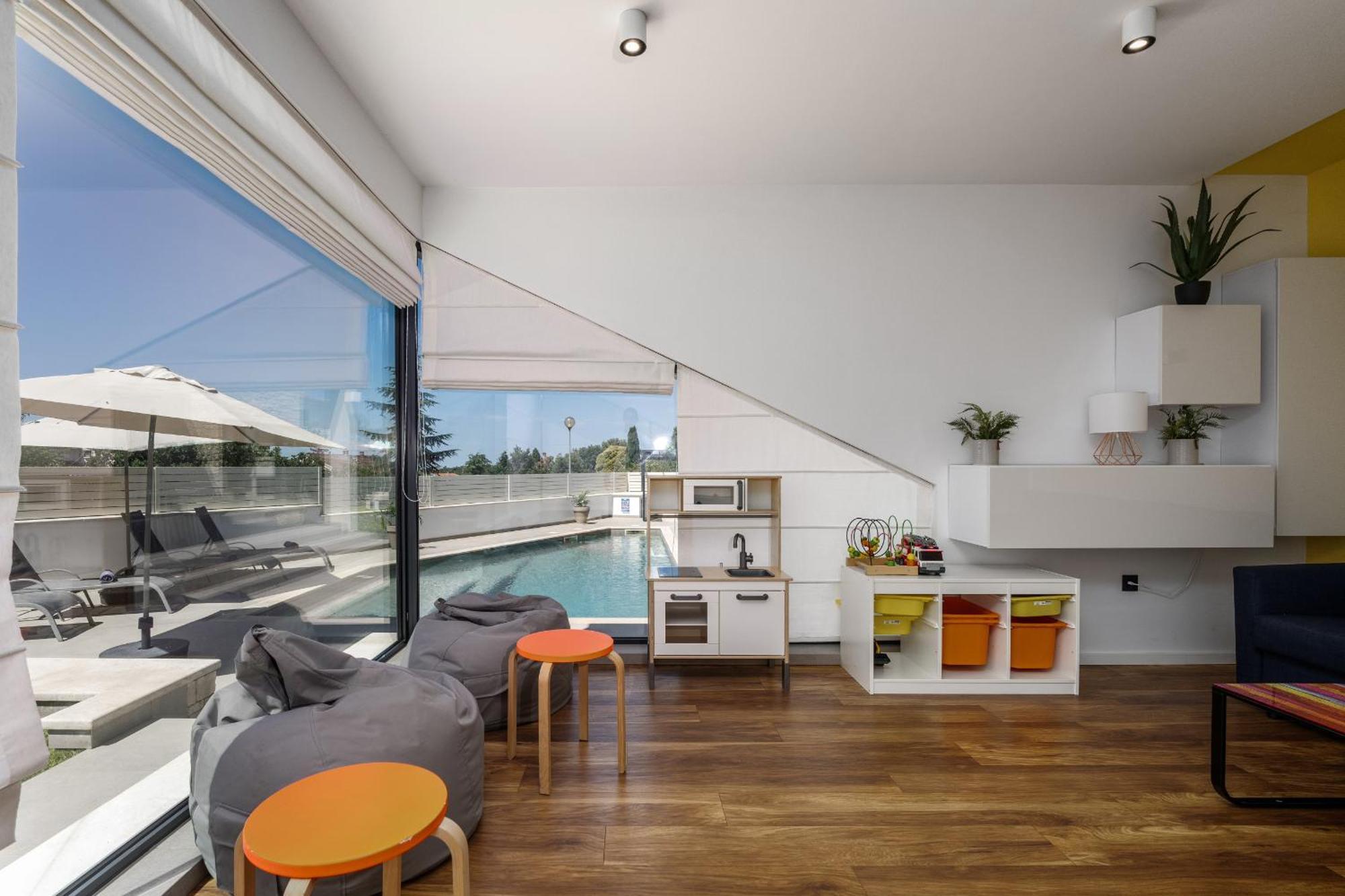 Anni For 10 People In With Heated Pool, Sea View & Kids And Playground Poreč
