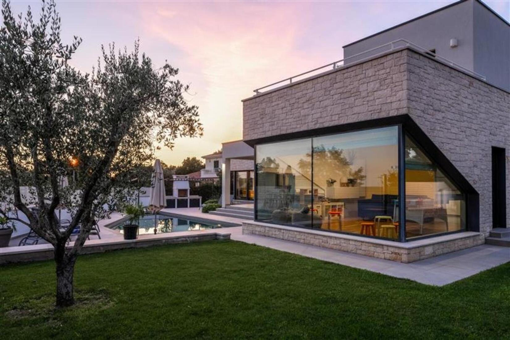 Villa Anni For 10 People In With Heated Pool, Sea View & Kids And Playground *